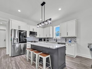 Refrigerador, microondas, horno y parrilla de estufa 