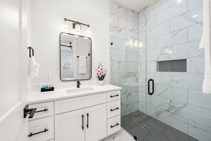 Dusche, Haartrockner, Handtücher, Seife