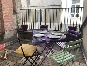 Outdoor dining - Aux Pieds des Tours (La Rochelle)