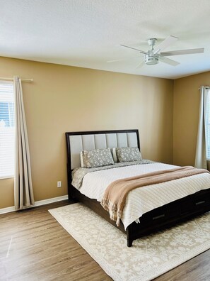 4 bedrooms, WiFi, bed sheets - Bright 4BR home near pool and beaches, perfect for families and groups. (Apollo Beach)