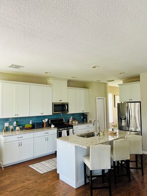 冷蔵庫、電子レンジ、オーブン、コンロ