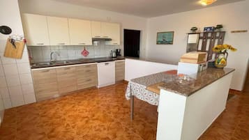 Coffee/tea maker, fridge, microwave, stovetop