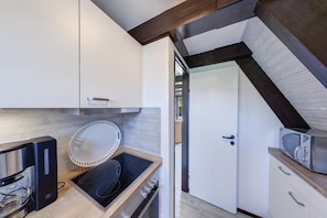 Coffee/tea maker, fridge, microwave, oven
