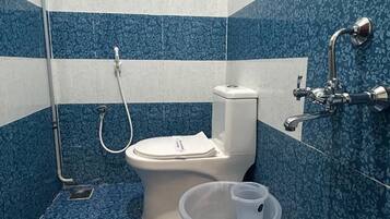 Family Double Room | Bathroom | Shower, towels, soap, shampoo