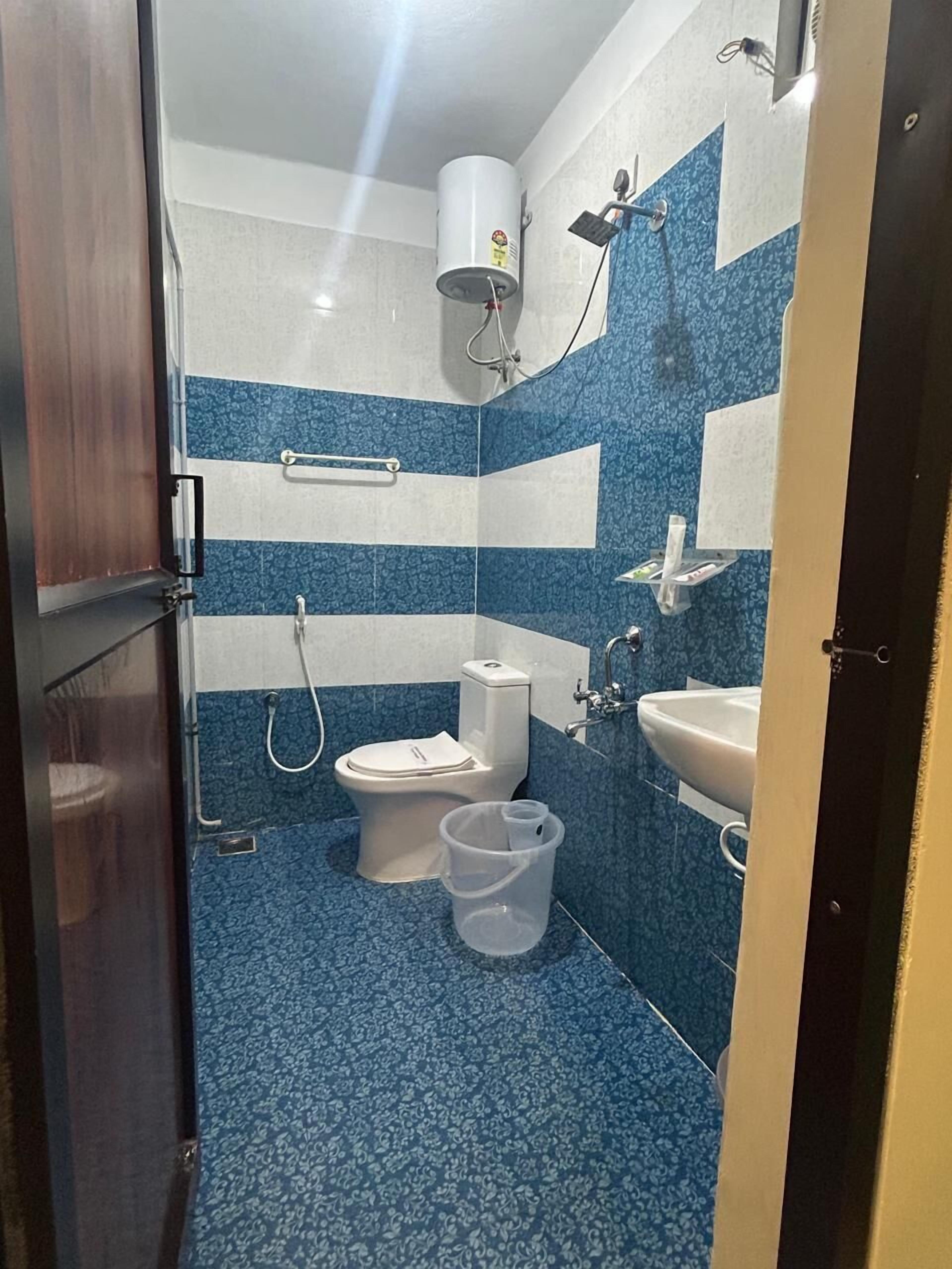 华丽双人房 | 浴室 | 淋浴设施、毛巾、肥皂、洗发水