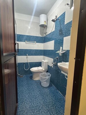 Phòng đôi Deluxe | Phòng tắm | Buồng tắm vòi sen, khăn tắm, xà phòng, dầu gội 