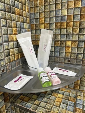 Kamar Double Klub | Kamar mandi | Shower, handuk, sabun, dan sampo