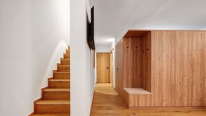 A wooden staircase leading to a room with a built-in bench and a wooden panel wall. - Apartment 'Villa Helena' with Mountain View, Private Terrace and Wi-Fi (Cavalese)