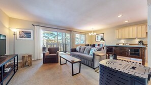 TV, fireplace - NEW! Western Slopes Villas #7 (Mammoth Lakes)