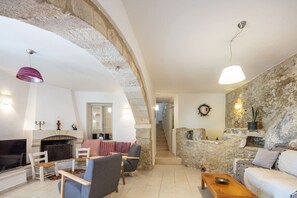 Smart TV, fireplace, stereo