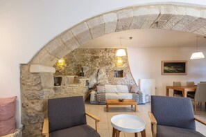 Smart TV, fireplace, stereo