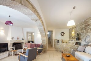 Smart-TV, Kamin, Stereoanlage