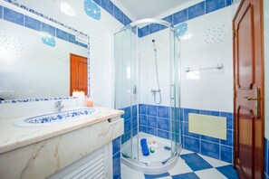 Shower, hair dryer, towels - Relaxing villa with pool and BBQ (Lagoa)