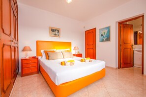 4 bedrooms, iron/ironing board, free WiFi, bed sheets - Relaxing villa with pool and BBQ (Lagoa)