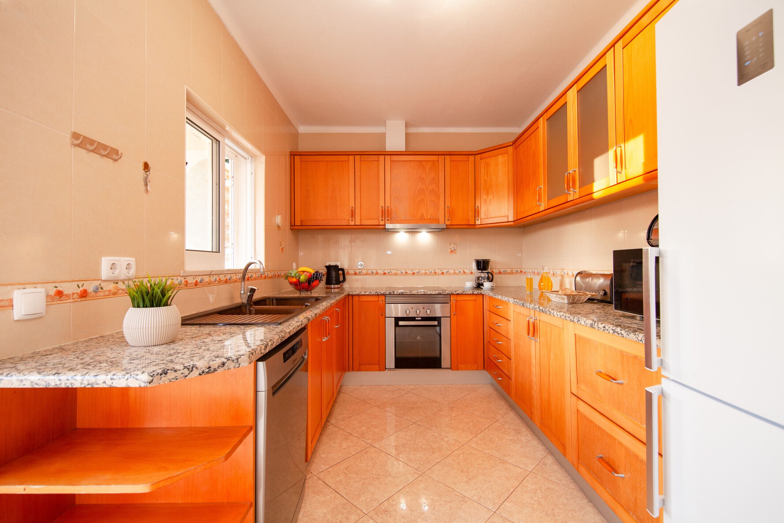 Refrigerador, microondas, horno y lavavajillas 