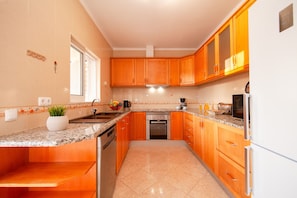 Refrigerador, microondas, horno y lavavajillas