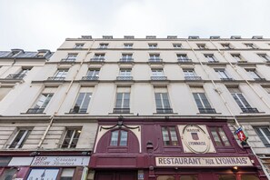 Front of property - Saint Marc Résidence (Paris)