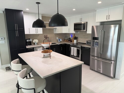 Relaxing 3-Bedroom Matlacha Cottage with Private Pool & Dock