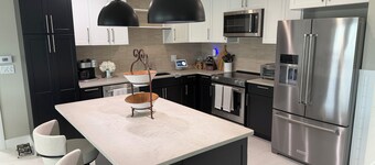 Relaxing 3-Bedroom Matlacha Cottage with Private Pool & Dock