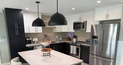 Relaxing 3-Bedroom Matlacha Cottage with Private Pool & Dock