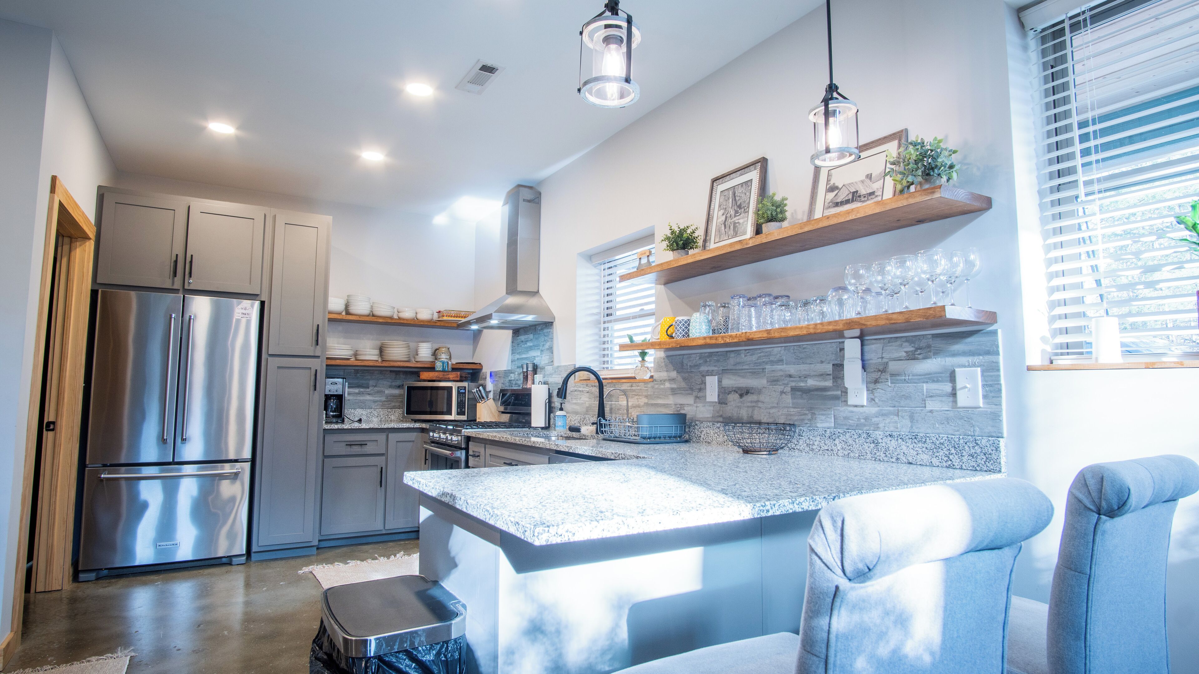 Een microgolfoven, een oven, een kookplaat, een vaatwasser