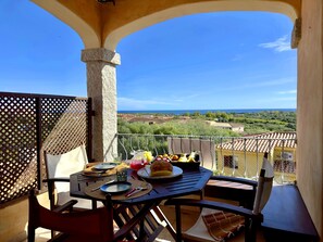 Outdoor dining - Costa Blue Holiday Home (Agrustos)