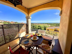 Outdoor dining - Costa Blue Holiday Home (Agrustos)