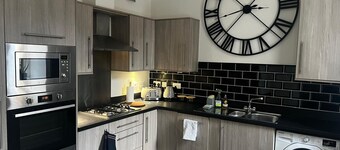 2 Bed House - Newly renovated new furniture & kitchen equipment, Wifi, Sky TV.