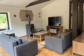 TV, fireplace, stereo - Holiday Home 'Ferienhaus Vossberg' with Private Terrace, Private Garden and Wi-Fi (Grabow)