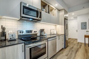 Fridge, microwave, oven, stovetop - Executive 1 Bedroom Apartment in Montreal | Le Smith Building (Montréal)