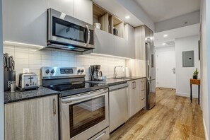Refrigerador, microondas, horno y parrilla de estufa 