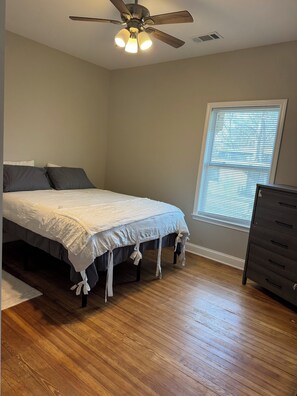 3 bedrooms, iron/ironing board, free WiFi, bed sheets - Beautiful 3-bedroom house with AC in Birmingham's Entertainment District. (Birmingham)