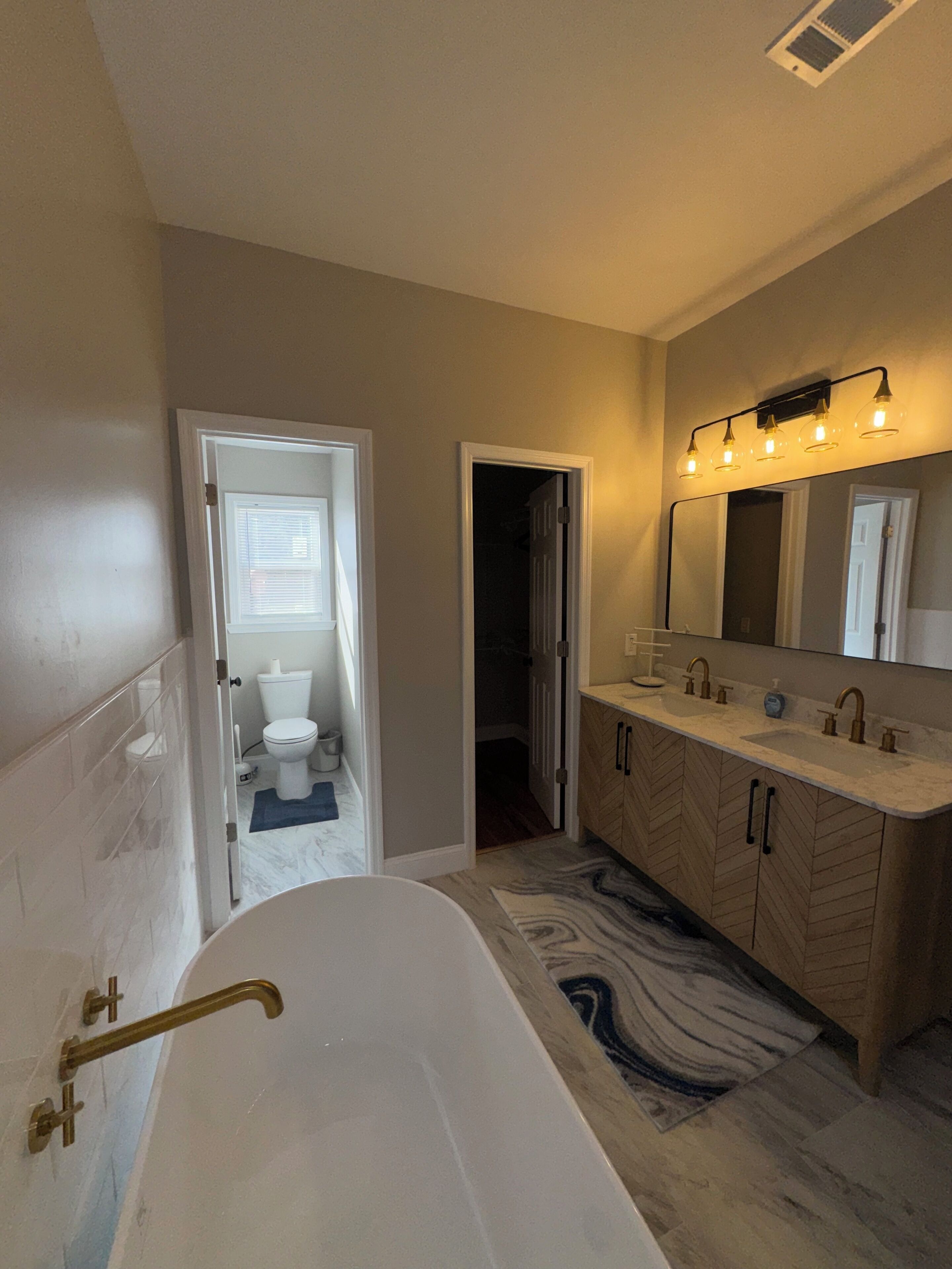 Ducha, toallas, jabón, papel higiénico