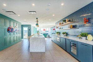 Fridge, microwave, oven, stovetop - Corporate 1 BR Apartment in Montreal | Le Smith (Montreal)