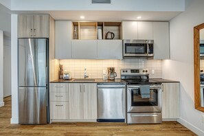 Fridge, microwave, oven, stovetop - Montreal - Le Smith 2B1B (1106) (Montréal)