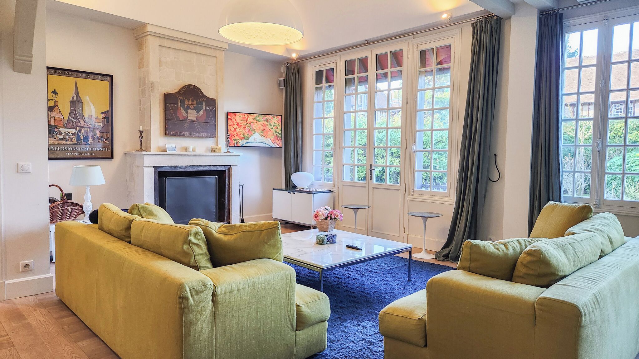 Televisie en een open haard