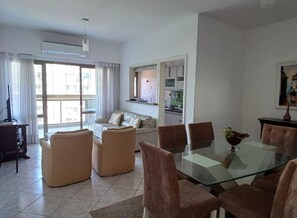 Smart TV, ping pong - Charming apartment across from Barra beach - SunsetDrive (Rio de Janeiro)