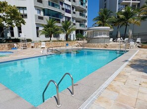 Outdoor pool - Charming apartment across from Barra beach - SunsetDrive (Rio de Janeiro)