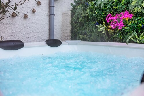 Romantic wine cellar cottage with whirlpool