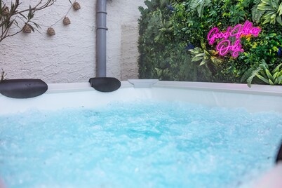 Romantic wine cellar cottage with whirlpool