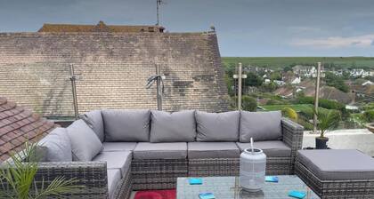 Cosy Beach Getaway by the South Downs with 25 foot terrace for al fresco dining