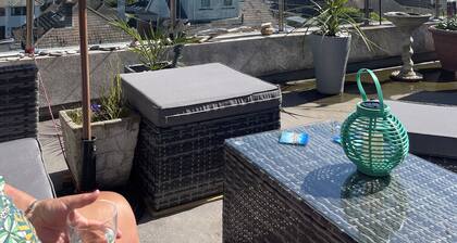 Cosy Beach Getaway by the South Downs with 25 foot terrace for al fresco dining