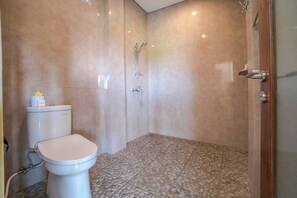 吹风机、毛巾、肥皂、卫生纸