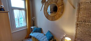 Interior - "L'Entre Deux Portes", authentic charming studio, facing the old town, 2 pers. (Boulogne-sur-Mer)