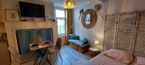 Iron/ironing board, Internet, bed sheets - "L'Entre Deux Portes", authentic charming studio, facing the old town, 2 pers. (Boulogne-sur-Mer)