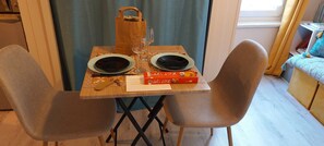 Dining - "L'Entre Deux Portes", authentic charming studio, facing the old town, 2 pers. (Boulogne-sur-Mer)
