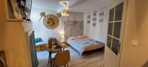 Iron/ironing board, Internet, bed sheets - "L'Entre Deux Portes", authentic charming studio, facing the old town, 2 pers. (Boulogne-sur-Mer)