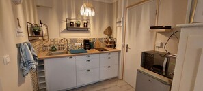 Private kitchen - "L'Entre Deux Portes", authentic charming studio, facing the old town, 2 pers. (Boulogne-sur-Mer)