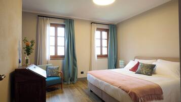 Habitación doble Confort, vista al viñedo | Cortinas blackout, tabla de planchar con plancha y wifi gratis