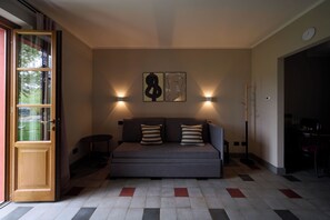 Suite, vista collina | Tende oscuranti, ferro/asse da stiro, Wi-Fi gratuito